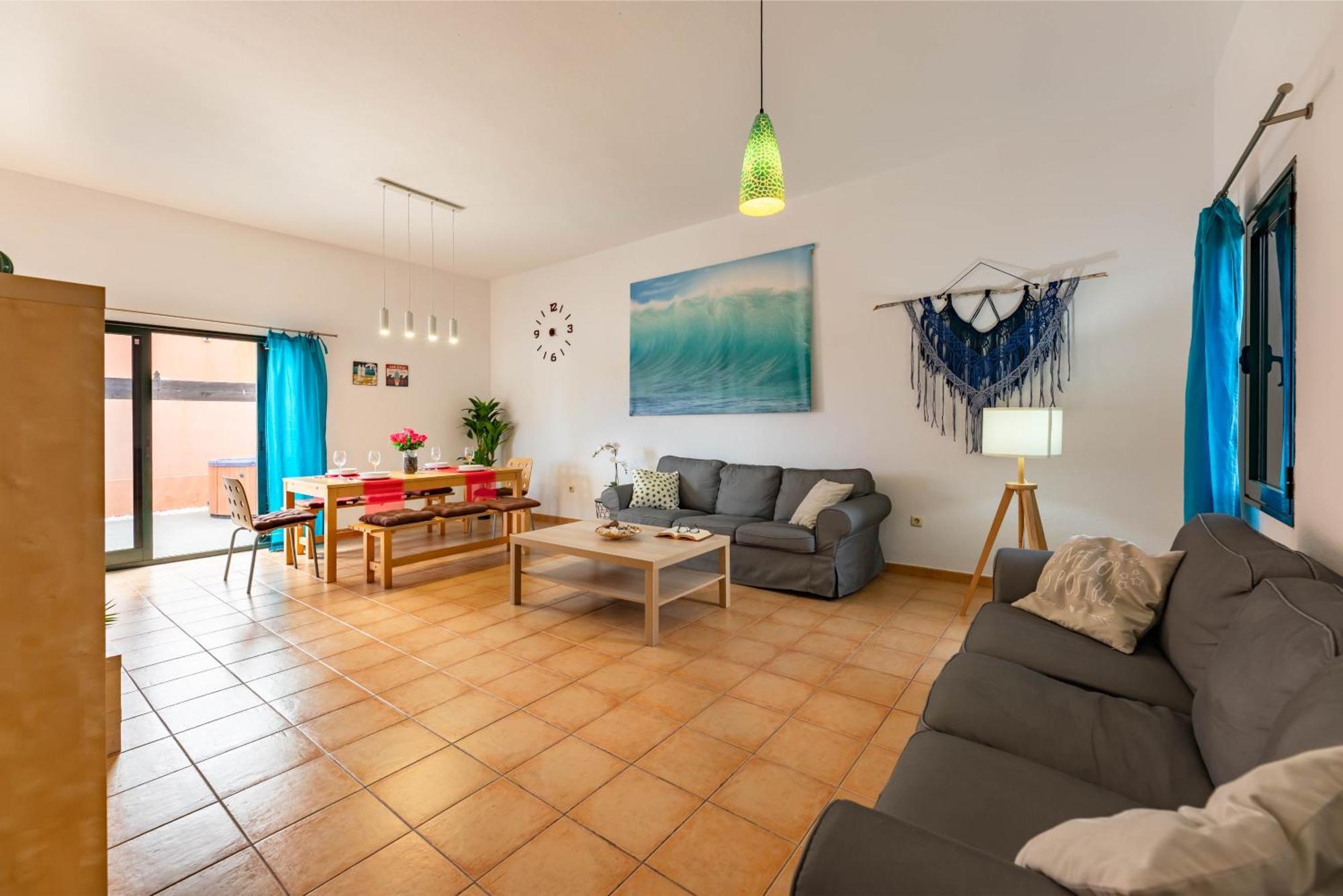Sunrise Surf House, Big Garden, Hot Tub, Parking, Super-Fast Free Wi-Fi Holiday home