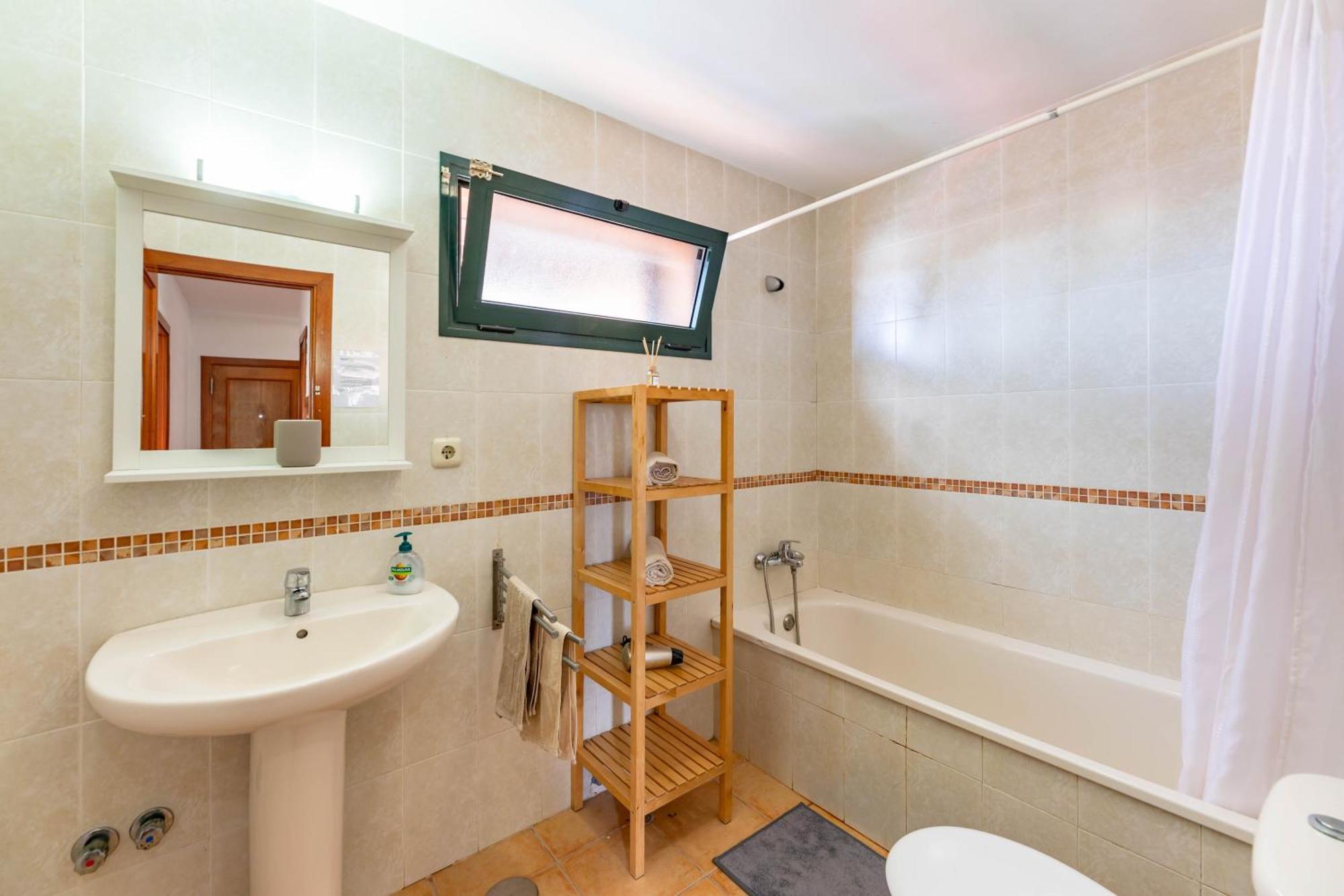 Sunrise Surf House, Big Garden, Hot Tub, Parking, Super-fast Free Wi-fi Casa vacanze *